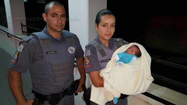 Policiais militares que resgataram o recém-nascido no bairro Jardim Claret, após serem acionados pela moradora que o encontrou