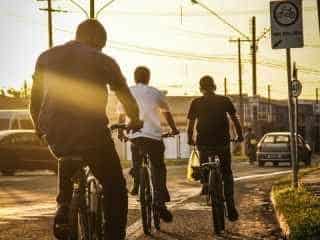 Não importa a finalidade, as bicicletas são presenças constantes pelas ruas da Cidade Azul (Foto: Donalis Delgado)