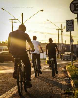 Não importa a finalidade, as bicicletas são presenças constantes pelas ruas da Cidade Azul (Foto: Donalis Delgado)