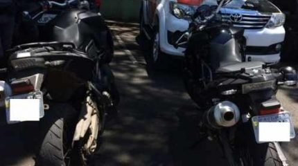 Motocicleta BMW foi apreendida pelos policiais. Veículo estava com numerações adulteradas