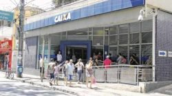 As agências da Caixa Econômica Federal abrem duas horas mais cedo nesta sexta (10), na segunda (13) e na terça-feira (14) para atender os trabalhadores