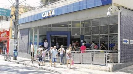 As agências da Caixa Econômica Federal abrem duas horas mais cedo nesta sexta (10), na segunda (13) e na terça-feira (14) para atender os trabalhadores