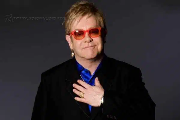 Elton John chega aos 70 anos como um sobrevivente de todas as loucuras (Foto: reprodução)