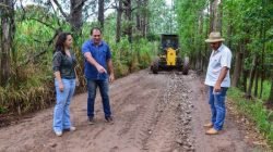 Estrada rural do Horto Camacuã está sendo recuperada por equipes da Secretaria de Agricultura. Além de máquinas para nivelar o solo, também foi necessário o uso de pedras para a recuperação da via, que apresentava muitos pontos críticos