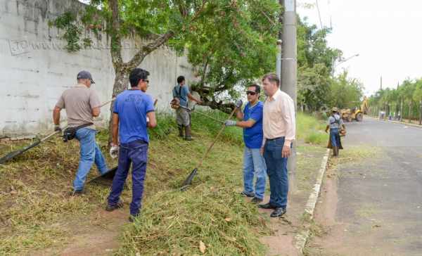 É possível verificar que parte do muro no local está aberta. Grande quantidade de entulho e mato alto deixa vizinhos incomodados
