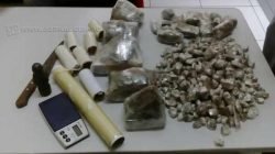 Foram localizadas 286 porções de maconha, as quais totalizaram 2,700 Kg