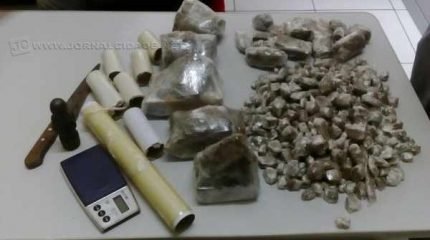 Foram localizadas 286 porções de maconha, as quais totalizaram 2,700 Kg