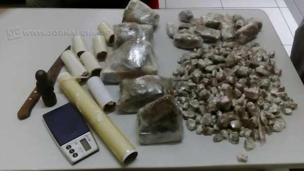 Foram localizadas 286 porções de maconha, as quais totalizaram 2,700 Kg