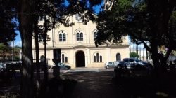 A praça da Matriz fica entre as ruas 6 e 7 com avenidas 3 e 5, no Centro de Rio Claro