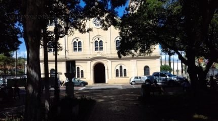 A praça da Matriz fica entre as ruas 6 e 7 com avenidas 3 e 5, no Centro de Rio Claro