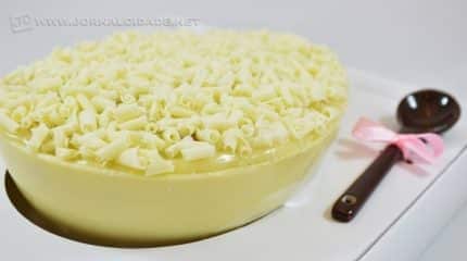 Maria Helena Medeiros conta com a ajuda do filho na confecção e na decoração dos ovos de colher caseiro que produz na Páscoa