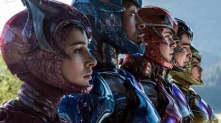 A jornada de cinco adolescentes que devem buscar algo extraordinário quando eles tomam consciência que a sua pequena cidade Angel Grove - e o mundo - estão à beira de sofrer um ataque alienígena. Escolhidos pelo destino, eles irão descobrir que são os únicos que poderão salvar o planeta. Mas para isso, eles devem superar seus problemas pessoais e juntarem sua forças como os Power Rangers, antes que seja tarde demais.