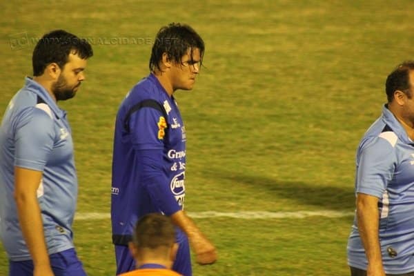 BAIXA NO AZULÃO: contundido, o craque Daniel Bueno deve ficar de fora do jogo deste domingo (26)