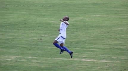 É SÓ ALEGRIA!: a cada vitória, o escrete do Galo Azul comemora visando à liderança da série A2