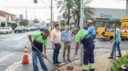Medida tornará o trecho mais seguro. Fluxo de pessoas que transitam pelas imediações é grande. Reforço no controle de tráfego acontece após avaliação técnica. Prefeitura reforça orientação para que motoristas e pedestres respeitem sinalização e leis de trânsito