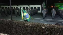 Após rigorosa seleção, 100 jovens residentes no município vestiram pela primeira vez a farda camuflada.
