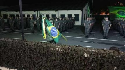Após rigorosa seleção, 100 jovens residentes no município vestiram pela primeira vez a farda camuflada.