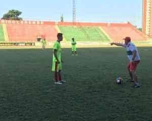 ADIANTE!: o treinador Alan George juntamente com os jogadores do Rubro-Verde buscam a vitória para sair da Zona de Rebaixamento