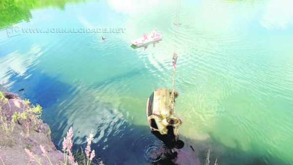 Veículos foram retirados pelo Corpo de Bombeiros, Polícia Civil e profissionais da prefeitura, que deram todo suporte para a operação