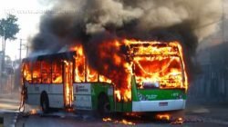 Criminosos renderam motoristas de ônibus e incendiaram dois coletivos na zona norte de São Paulo