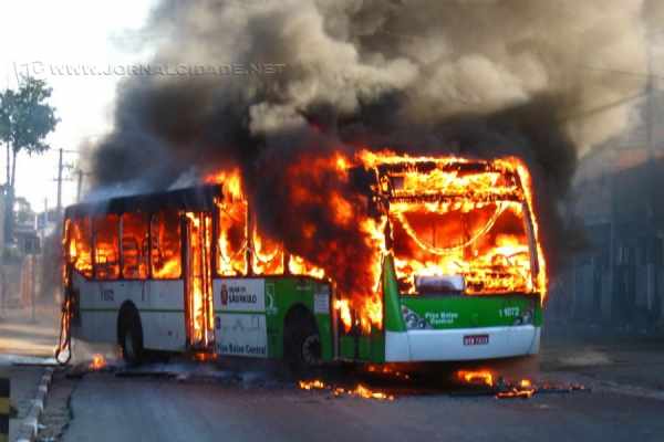 Criminosos renderam motoristas de ônibus e incendiaram dois coletivos na zona norte de São Paulo