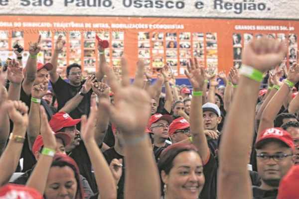 Trabalhadores saíram às ruas em protesto contra as recentes medidas do governo federal, principalmente as que envolvem seus direitos (Foto: Roberto Parizzoti/CUT)