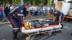 Simulação de atendimento médico para vítima de acidente de trabalho, realizada em fevereiro no centro da cidade