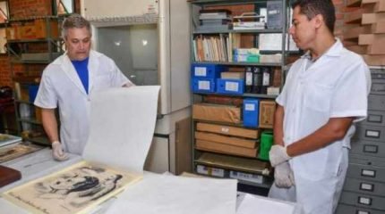 Arquivo Municipal mantém laboratório para recuperação de documentos, fotos, desenhos e livros do acervo público