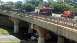 Na foto cedida pelo Corpo de Bombeiros, a ação envolvendo o garoto com a equipe de segurança