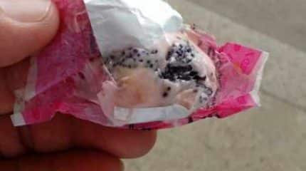 Os meninos brincavam em frente à casa em que vivem quando encontraram as balas próximo ao portão da residência. (Foto: Pronto Socorro de Caramelo)