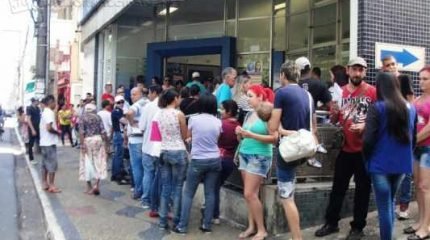 Mesmo com horário especial na Caixa, trabalhadores enfrentaram longa espera para receber contas inativas