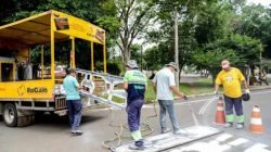 Sinalização de solo das vias de acesso ao cemitério está recebendo reforço na pintura para facilitar a visualização pelos usuários