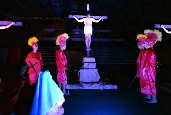 Cenas do espetáculo "A Paixão de Cristo" realizado no Ginásio de Esportes Felipe Karam no ano passado