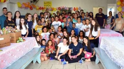 Receberam os ovos de Páscoa beneficiários do Programa de Atenção Integral à Família e idosos do Centro de Referência em Assistência Social do Jardim Brasília e do Serviço de Convivência e Fortalecimento de Vínculos dos bairros Brasília e Bandeirantes.