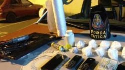 Drogas e objetos foram apreendidos pelas autoridades durante a operação