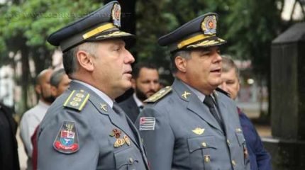 O tenente-coronel Silveira (à direita), de 46 anos, assume o comando do 37º Batalhão da Polícia Militar.