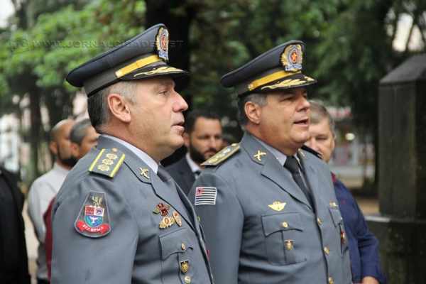 O tenente-coronel Silveira (à direita), de 46 anos, assume o comando do 37º Batalhão da Polícia Militar.