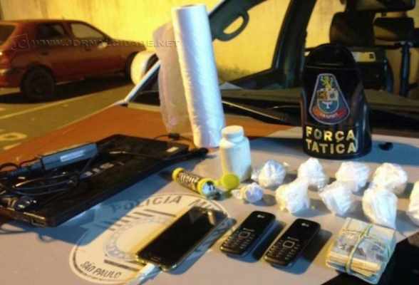 Drogas e objetos foram apreendidos pelas autoridades durante a operação