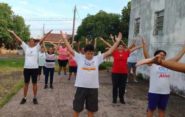 O Lian Gong (pronuncia-se "liam cum") foi criado em 1974 pelo ortopedista Zhuang Yuen Ming, que uniu princípios de antigas técnicas orientais a modernos preceitos da medicina ocidental