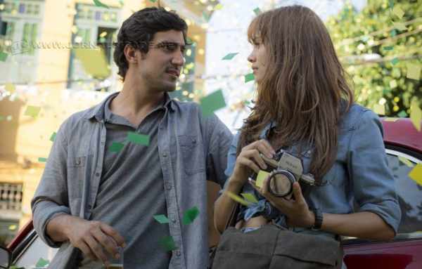Alice (Sophie Charlotte) e Renato (Renato Góes), dois jovens que se apaixonam à primeira vista, mas têm o amor sabotado pelo conflito familiar. (Foto: TV Globo/GShow)