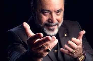 Abel se mostra um homem elegante, confiante, inteligente e bom de papo em 'Vade Retro' (Foto: Globo/Ramón Vasconcelos)