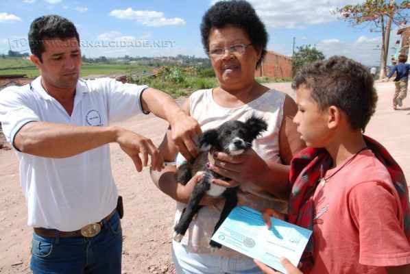 Ação do Centro de Controle de Zoonoses começou pela área rural, em Itapé. Cães e gatos a partir de cinco meses devem ser vacinados contra raiva.