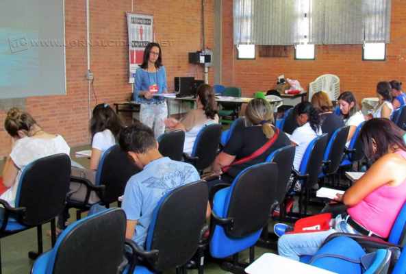 São 30 vagas oferecidas pelo PAT e 30 pela Secretaria de Assistência Social. Inscrições podem ser feitas até o dia 19 de maio e as aulas começam no dia 22 de maio. Podem se inscrever maiores de 16 anos desempregados ou em busca do primeiro emprego.