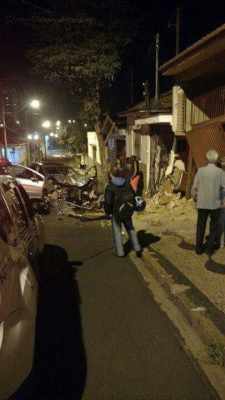 Com o impacto, além do dano material do automóvel a fachada da residência também foi danificada (Foto: Gabriel Gouvêa do grupo Rio Claro-SP)