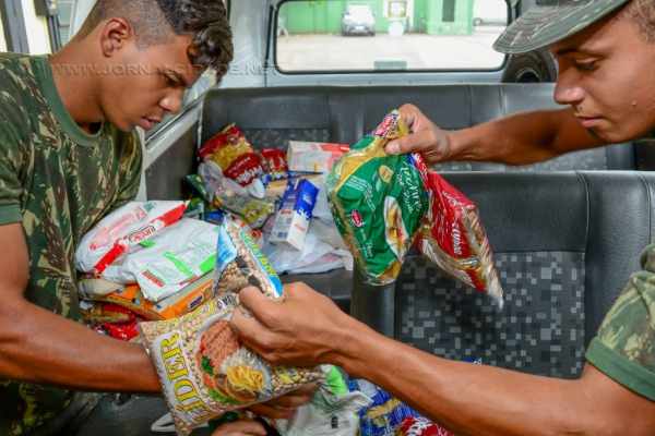População pode colaborar doando alimentos não perecíveis.