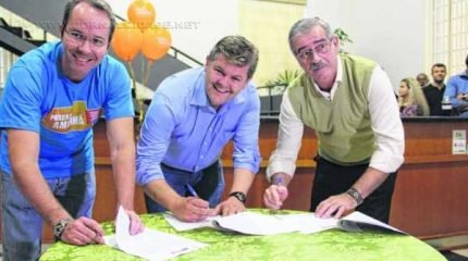 O prefeito João Teixeira Junior, de Rio Claro, assinou a renovação do convênio com Sesi-SP