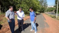 Há 13 anos, usuários reivindicam construção de passagem de pedestres no acostamento da Avenida dos Estudantes