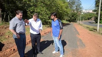 Há 13 anos, usuários reivindicam construção de passagem de pedestres no acostamento da Avenida dos Estudantes