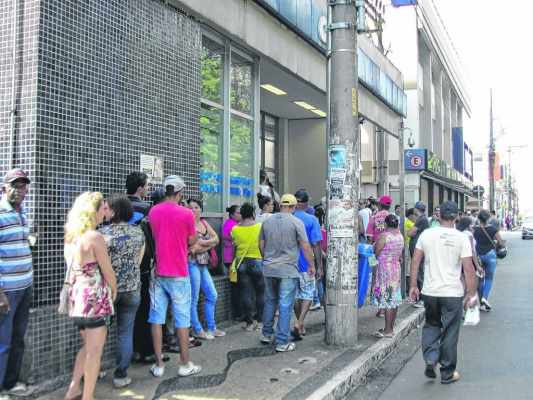 No mês de março, a agência da Caixa Econômica Federal na Rua 3 ficou lotada logo cedo