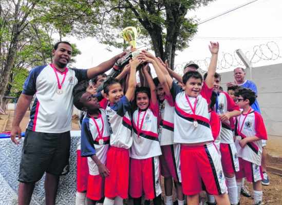 EM 2016: sub 9 do Mundo da Bola ergueu o Troféu de Campeão